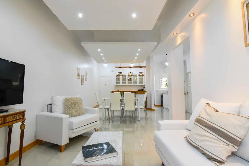 Dpto. En Recoleta: Calido, Proximo Y Confortable Buenos Aires Exterior photo